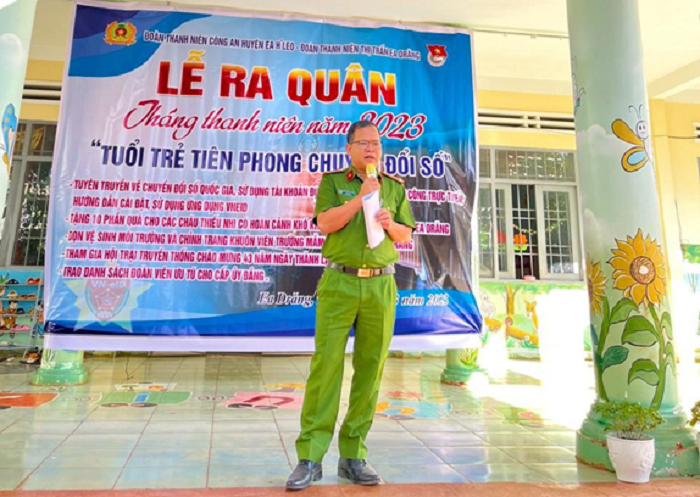 Doan vien, thanh nien cong an huyen phoi hop to chuc le ra quan 2